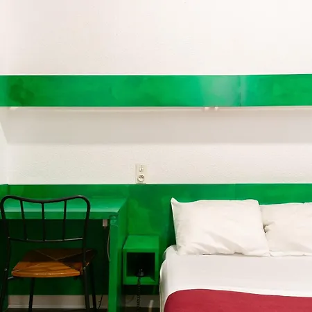 De La Gare Station 2*