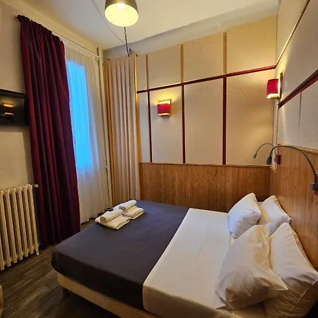 De La Gare Station 2*