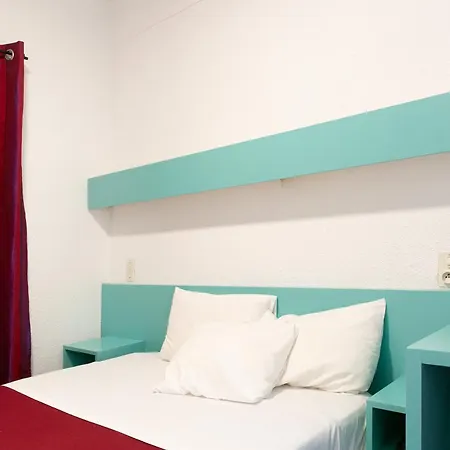 מלון De La Gare Station 2*