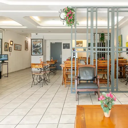 De La Gare Station 2*